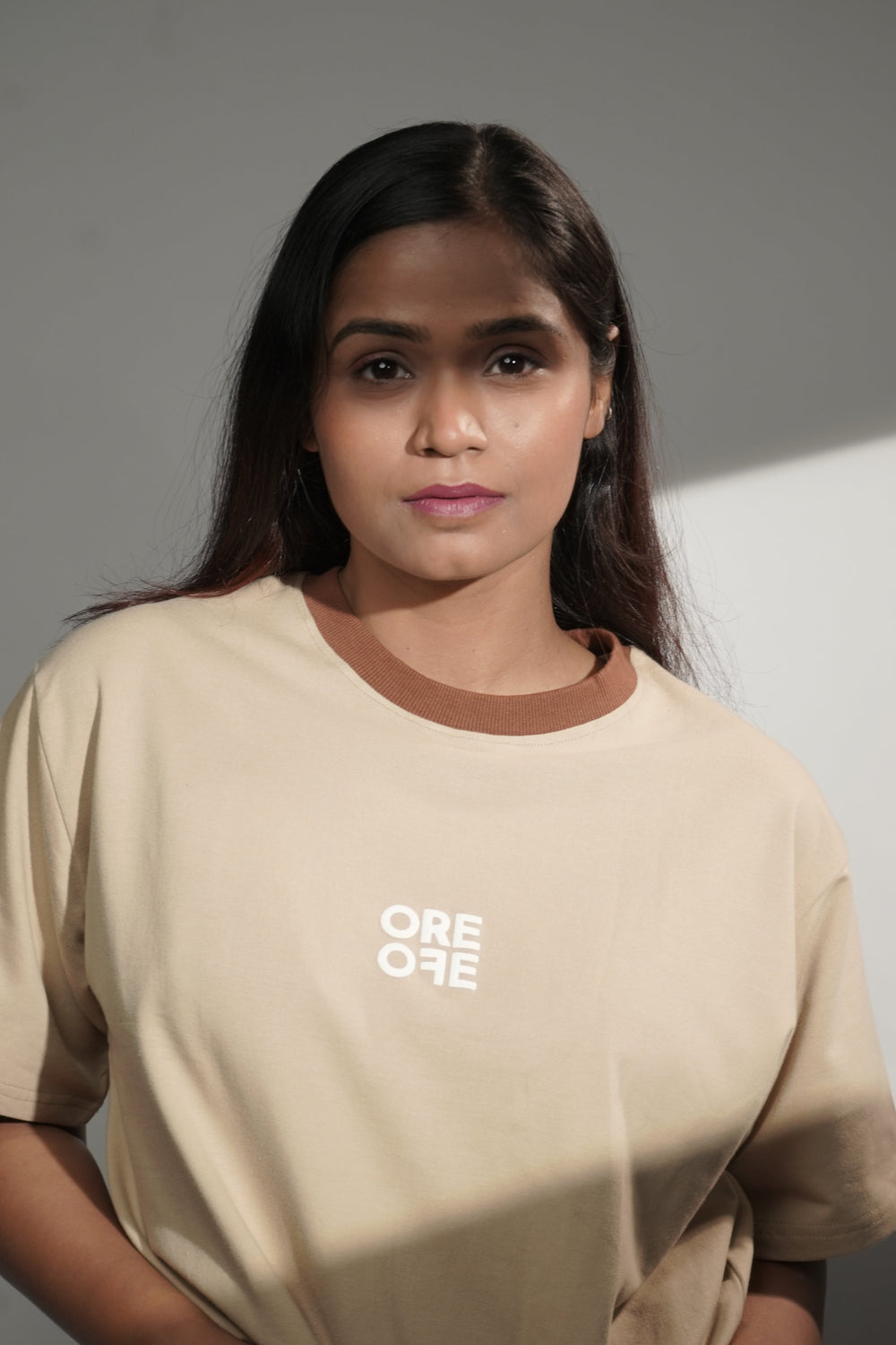 Model wearing Beige basic Oversized t-shirt