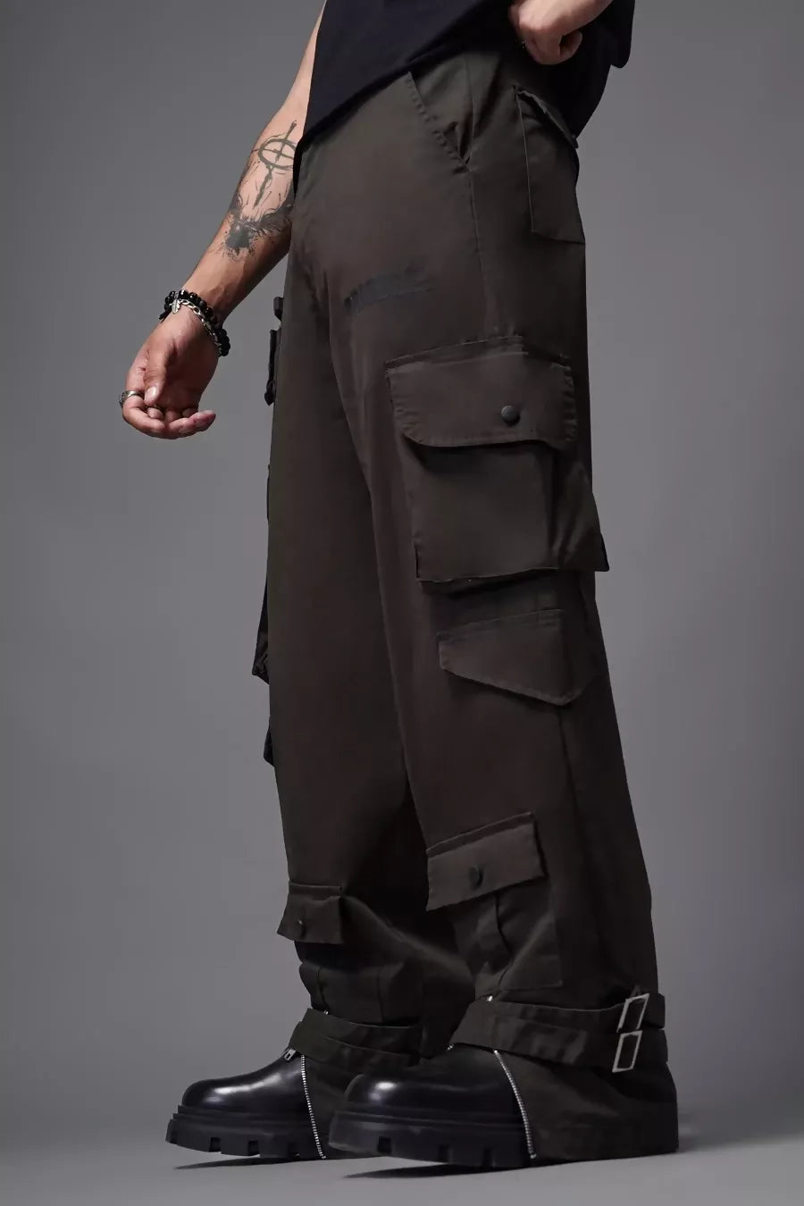 cargos for men. streetwear fashion. brown cargo.
