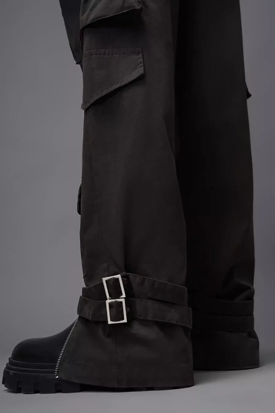 cargos for men. streetwear fashion. brown cargo.