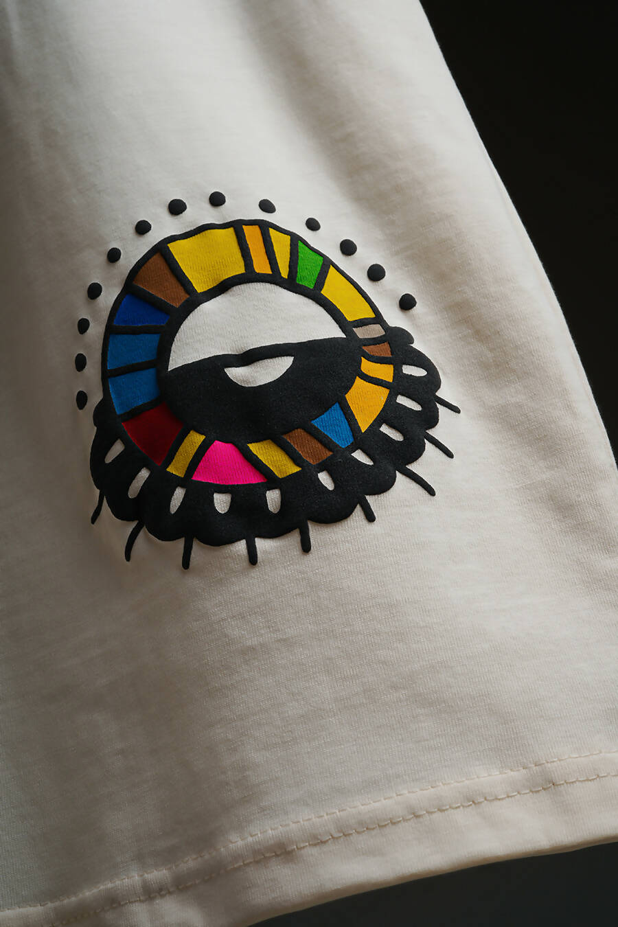 FEATURES TEE