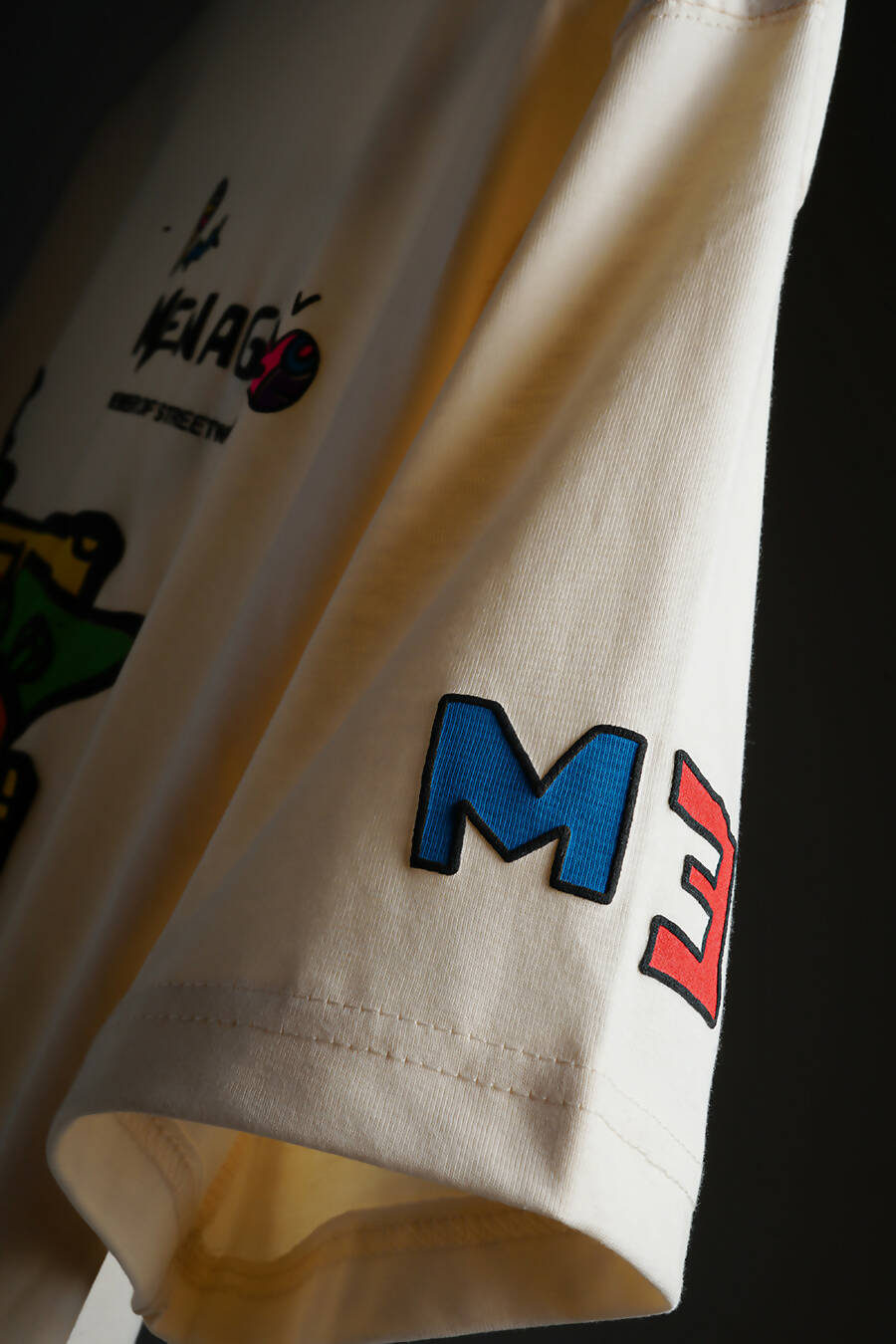 FEATURES TEE
